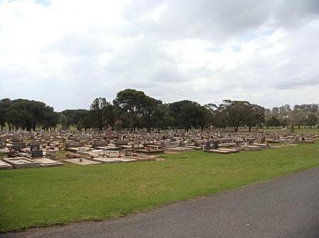 日本人墓地の両隣にはオーストラリアの戦没者用の墓地と大きな市民墓地があり、キレイな花がたくさん供えてありました。