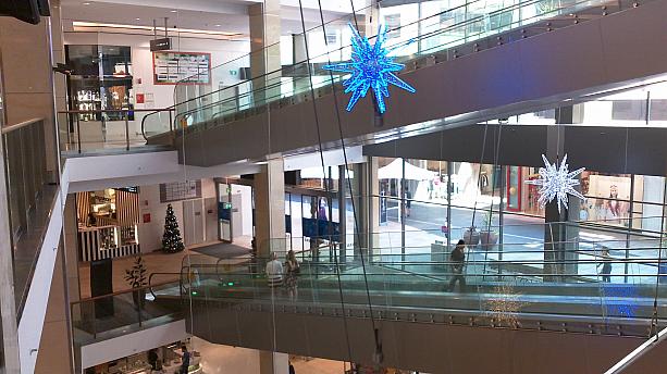 ショッピングモールやオフィスビルなどもクリスマスツリーやデコレーションが飾られ、クリスマスモードになってきました。