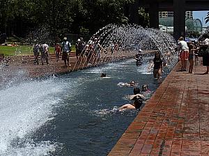 夏、公園の噴水は子供のプールに。