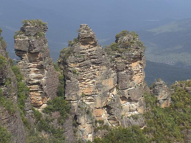 スリーシスターズと呼ばれる3つに並んだ奇岩は、「魔法によって岩の姿に変えられてしまった3姉妹」というアボリジニの伝説があるのだとか。