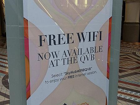 ショッピングモールの「FREE WIFI」のサイン