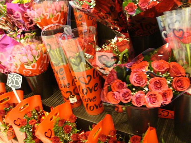 なにはともあれ、一番人気はやはり赤いバラ。スーパーマーケットの店先は真っ赤なバラと可愛くラッピングされた花たちで埋め尽くされていましたよ。
