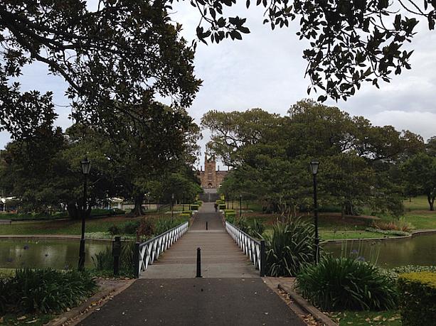 シドニー南西部にあるビクトリアパークはセントラル駅から徒歩圏内ということもあってローカル、学生の憩いの場となっています。シドニー大学とつながっているので大きな校庭のよう。
