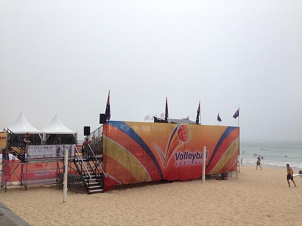サーフィン・イベントで有名なマンリー・ビーチ。この日は珍しくビーチ・バレーの選手権が開かれていました。