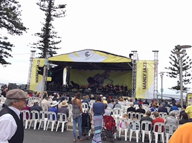 こちらはメインステージとも言えるビーチサイド・アリーナ・ステージ。海をバックにジャズを聴ける贅沢さ！