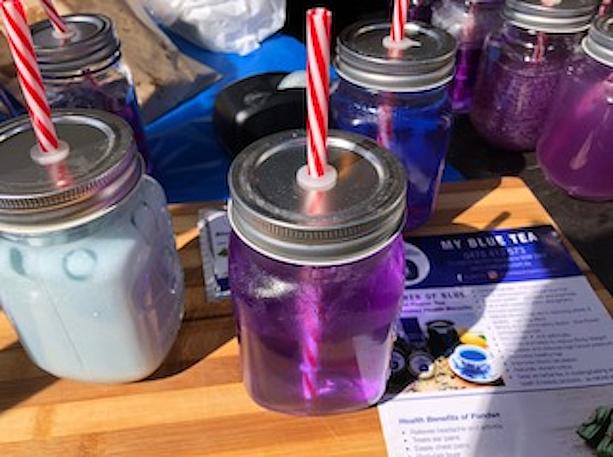 水分補給はこちらのカラフルな飲み物をチョイス。この綺麗な色はバタフライピーという青紫色の花から抽出されたもので着色料は一切使用していないそうです。水色のは甘いミルクティーのような優しい味で今日の気候にピッタリ！