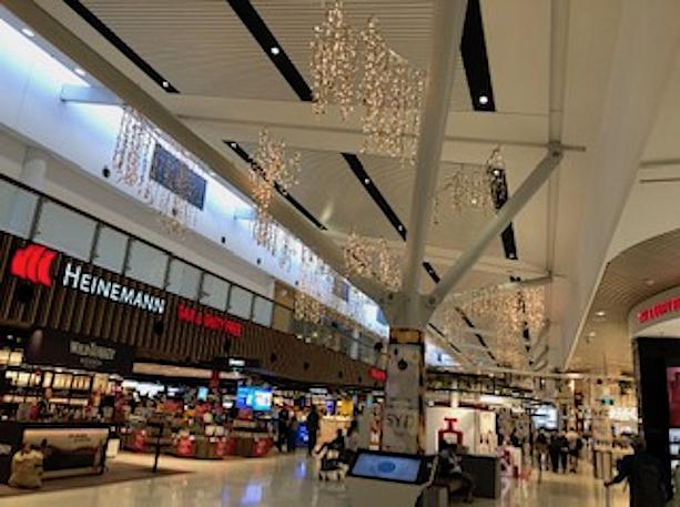 空港内に入ると旅心とイベント気分を盛り上げるお手伝いをするかのようにクリスマスの飾り付けがあちこちで見られます。