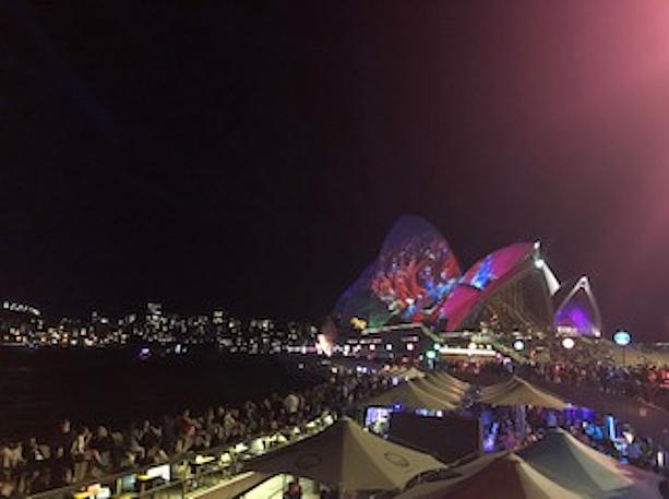 先ずはシドニーのアイコン、オペラハウスを目指します。水辺のパブもライブバンドが入って大賑わい。