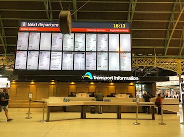 駅コンコースの真ん中にはインフィメーション・カウンター。時刻表は後ろの巨大スクリーンに表示されています。なんだか空港にいるみたい。