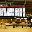 駅コンコースの真ん中にはインフィメーション・カウンター。時刻表は後ろの巨大スクリーンに表示されています。なんだか空港にいるみたい。