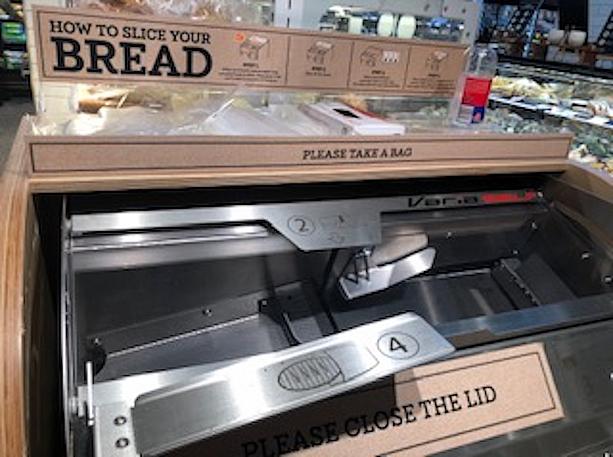 日本と違ってローフ状で売っているパンがこの機械に入れると一気にスライスしてくれるらしい！これでキッチンをパン粉だらけにしてナイフで切らずにすむ幸せ！