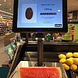 野菜や果物など重さごとに値段が変わるものは計りに乗せてモニターのバーコードをスキャンします。