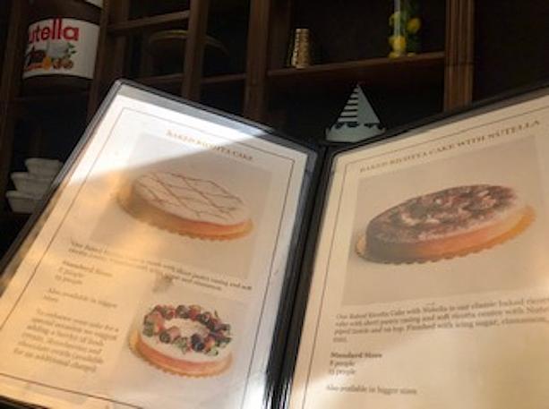 写真左のチーズケーキがこのお店のシグニチャー。現在大きなホールはオーダー受け付けのみ。1人用の小さなケーキは店頭でも購入できました。