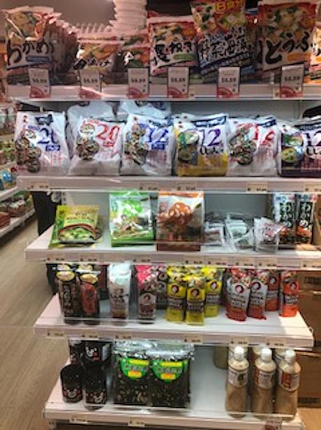 調味料の類も種類豊富。同様に韓国、中国製品の選択肢もかなり多いです。