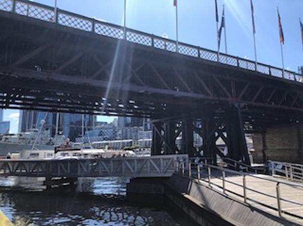 シティとダーリンハーバーを結ぶ橋桁の向こうには軍艦かな？海洋博物館併設の船が浮かんでいます。