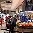 そしてオーストラリアのクリスマスといえばシーフード。フィッシュマーケットでは毎年恒例の36時間営業で大賑わいですが、大型ショッピングセンター内の魚屋さんも同様に大忙しです。