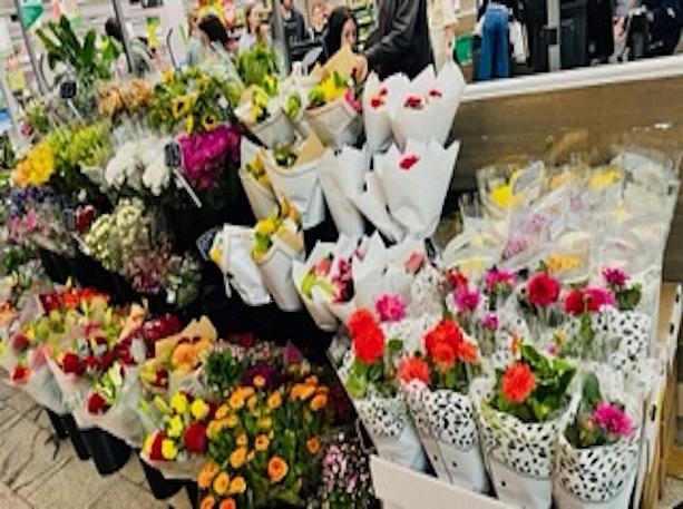 オーストラリアも日本と同様５月が母の日です。１週間前から店頭に並ぶ花の数がぐんと増えてきます。