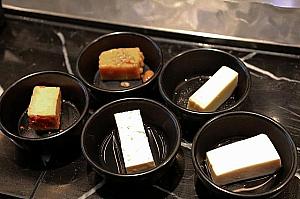 お豆腐は5種類もあり。料理表示プレートやその台が趣のあるストーンで創られています。