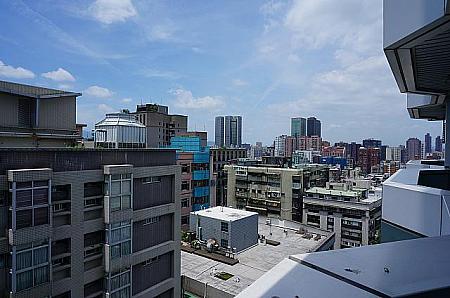 ベランダからは象山やThe Mall（遠企購物中心）が見えます。台北らしい眺めです。