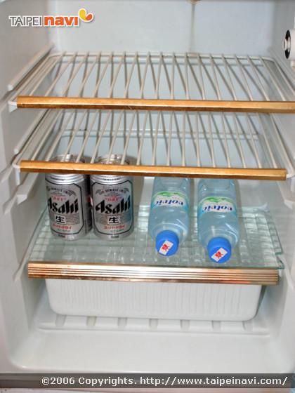 冷蔵庫にはミネラルウォーターとビールが入っています。（各60元）