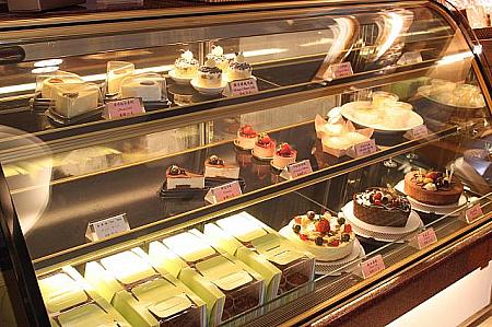 カフェ入り口にはパンやケーキもありテイクアウトしてお部屋で食べることも可能。また、ウェスティン台北で売られているパイナップルケーキなども手に入ります。