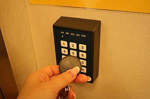 グレーのキーをエレベーター内のパネルにあてないと、階数のボタンが押せないようになっています。しかも、1回しか押せません。