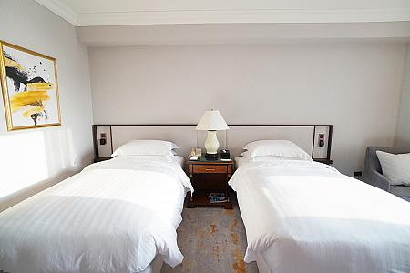 ゆったりシングルベッドが2台のタイプ。180×200cmのキングサイズのベッド1台のお部屋もあります