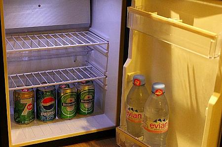 冷蔵庫（中の飲物は有料）