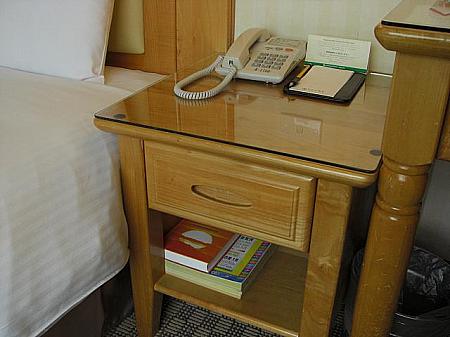 ベッドの両脇にもミニテーブル（シングルの部屋）