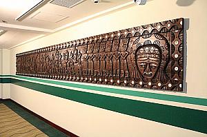 ロビーはじめホテル内の各所に、南部の原住民パイワン族とルカイ族の彫刻がほどこされています