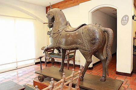 この銅馬はスペインのイサベラ女王がお気に入りの馬を彫刻させたというもの。フロント、安達魯西亞宴會廳、オーナー邸に1台ずつあります