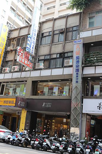 お店はMTR「中山國小」駅出口1から徒歩10分ほどのところにあり、2階と3階で営業しています。
