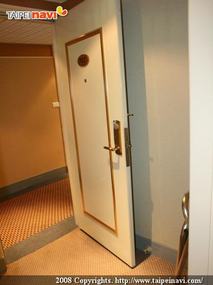 どの部屋もドアと部屋の間に玄関があります