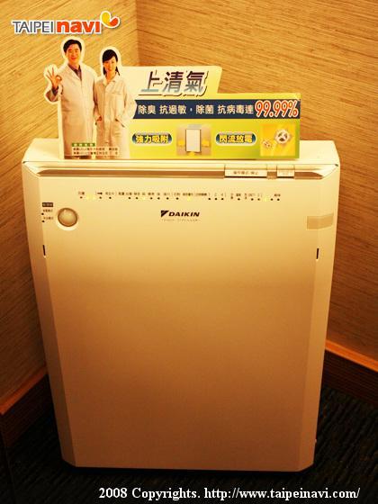 空気清浄機がつけられています。日本に比べて空気が汚い台湾ですから、お部屋の空気がきれいなのは、うれしいですね。