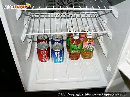 冷蔵庫の中は有料ですが、ティーバッグやペットボトルはフリーです。 
