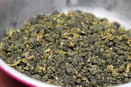 金萓烏龍茶の茶葉。しっかりと丸まった均一した茶葉