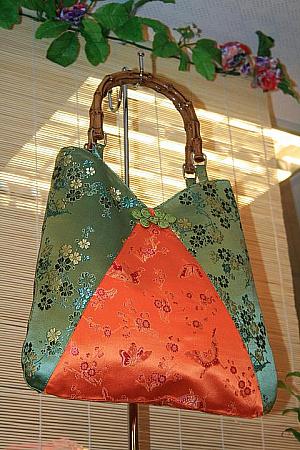 バッグの人気ベストワンは、茶色い紐がついている三角バッグ(1880元)。布の両側を押しこむと三角になり、そのままだと四角い形をしています。左2枚の画像がそれです。
