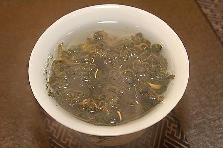 高山烏龍茶。茶葉は丸まっていて、お湯を入れるとジワジワと開いてきました。