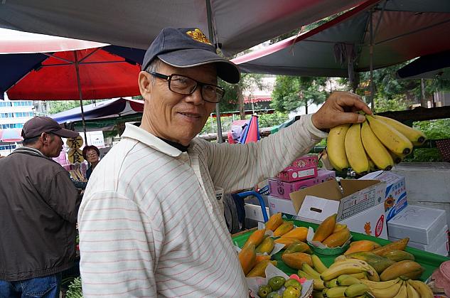 「台湾バナナ、オイシイヨー！」とラオバン(店主)