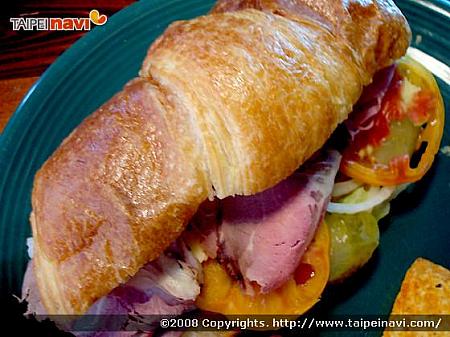 ● ROASTED BEEF+SWISS CHEESE　w/Croissant 