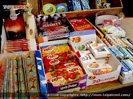 ● いわゆる「外国のお菓子」ってパッケージがかわいいですよね。
そんな包装紙につられてついついたくさん買いたくなっちゃいます