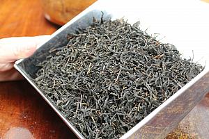 梨山の茶葉で作られた高山紅茶。大きく捻れた形をしています。