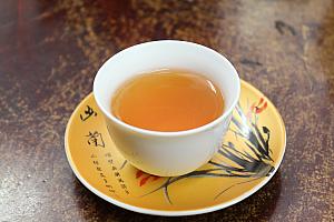 西洋紅茶とは全く違うまろやかさ。全然角がなくて甘くて、水よりもスムーズな喉ごしです。おいし〜〜い！