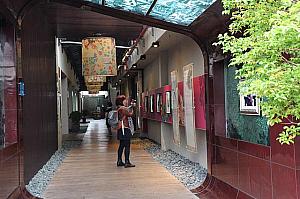 文化館の入口には、昔の茶作りの写真があります