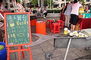 会場ではビールや焼き魚、ヤシの実のジュースなどが販売されています