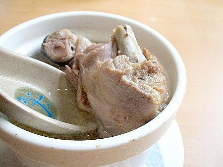 元盅土鶏湯 120元
チキンの歯ごたえがいいです。栄養タッブリ。