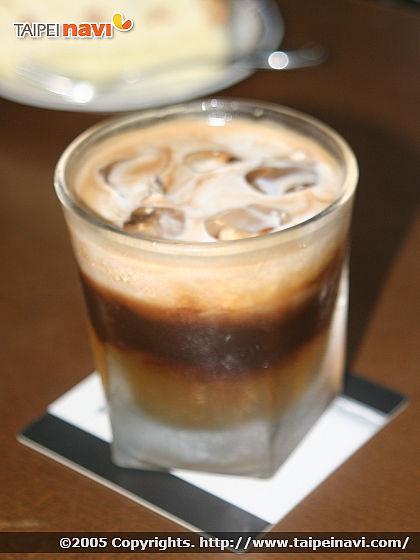 ウィスキーコーヒー180元（12年ものシングルモルトウィスキー入り）グラスの横から見える層が美しい。