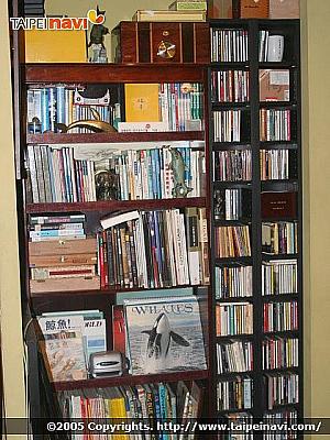 「黒潮」イメージの本やCDが並べられた本棚