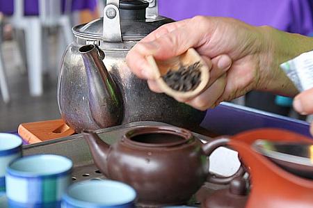 暖めた茶壺に適量の茶葉を入れ