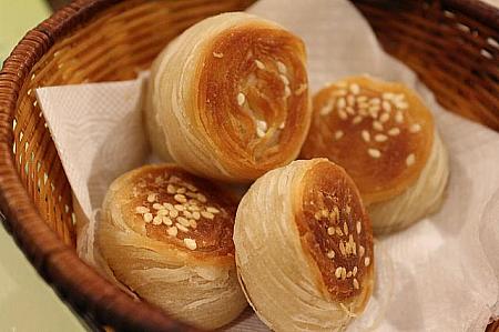 金絲恋餅も人気！温かいうちに上下に伸ばすと、糸のように…。パンのような小麦粉料理の一種 